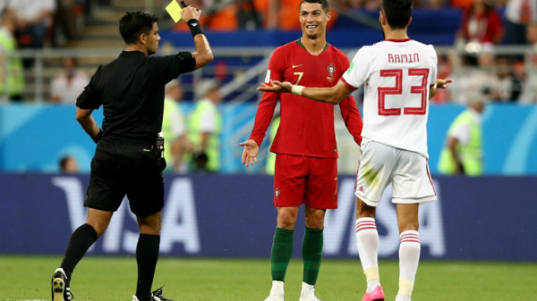 Ronaldo đá hỏng quả 11 m