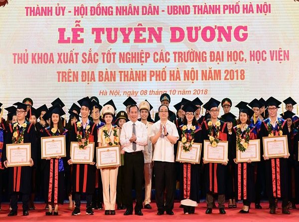 Hà Nội vinh danh 88 thủ khoa tốt nghiệp xuất sắc tại Văn Miếu