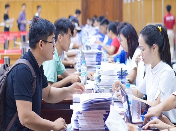 Hơn 300 sinh viên có thể bị thôi học nếu không nộp bằng tốt nghiệp THPT